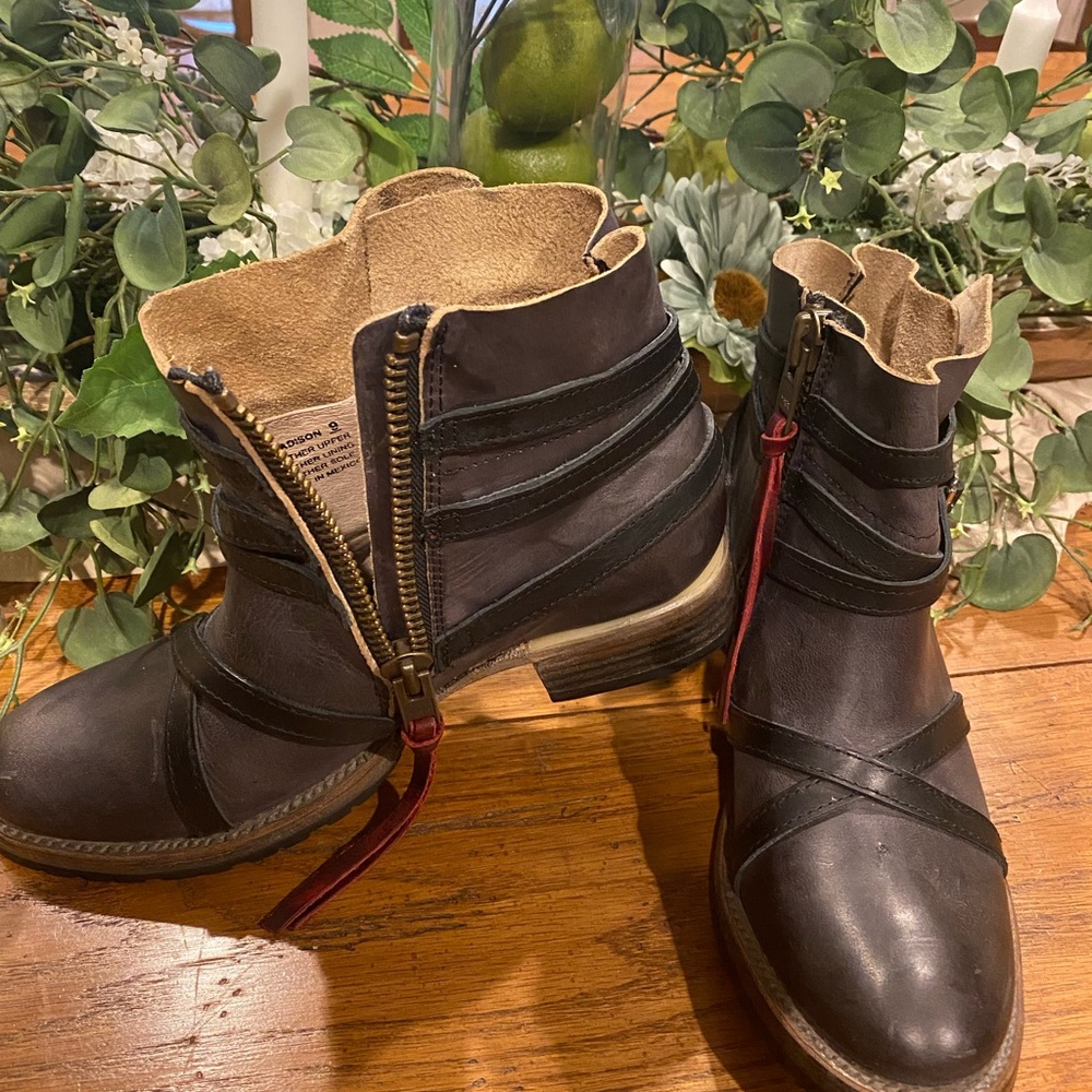 Hi Posh family! offering pair of Meticulous Madison NIB  Black. (US 39) Size 9